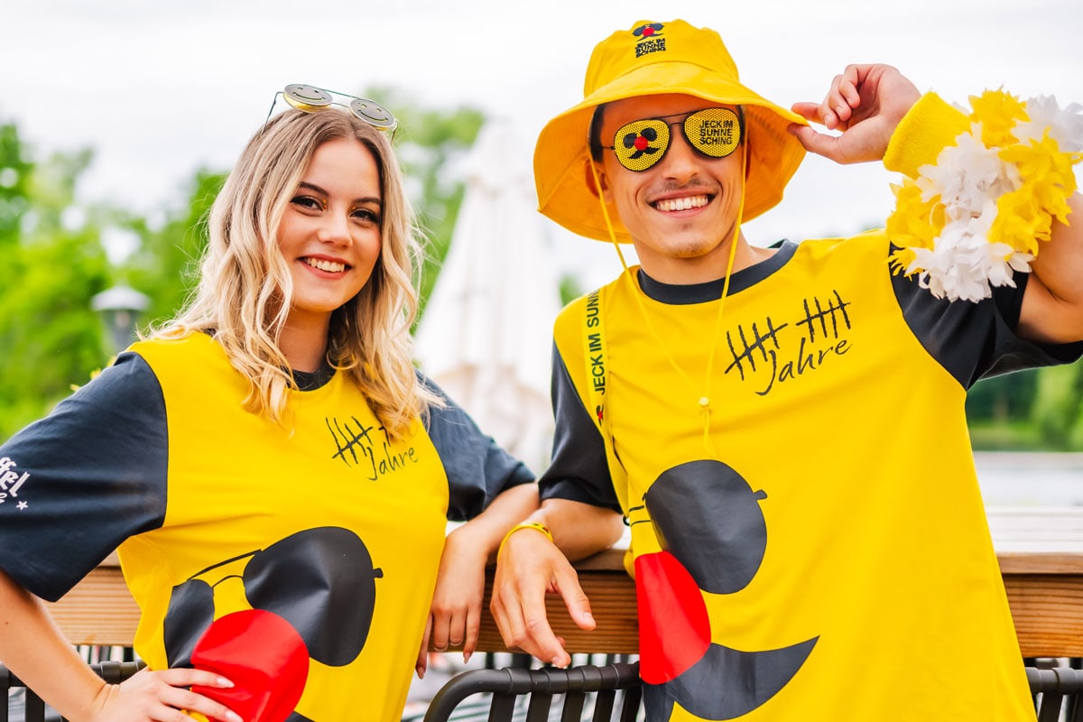 Eine Frau und ein Mann im neuen Jeck im Sunnesching Look