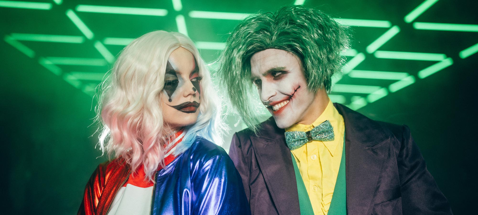 Ein Mann und eine Frau verkleided als Harley Quinn und Joker