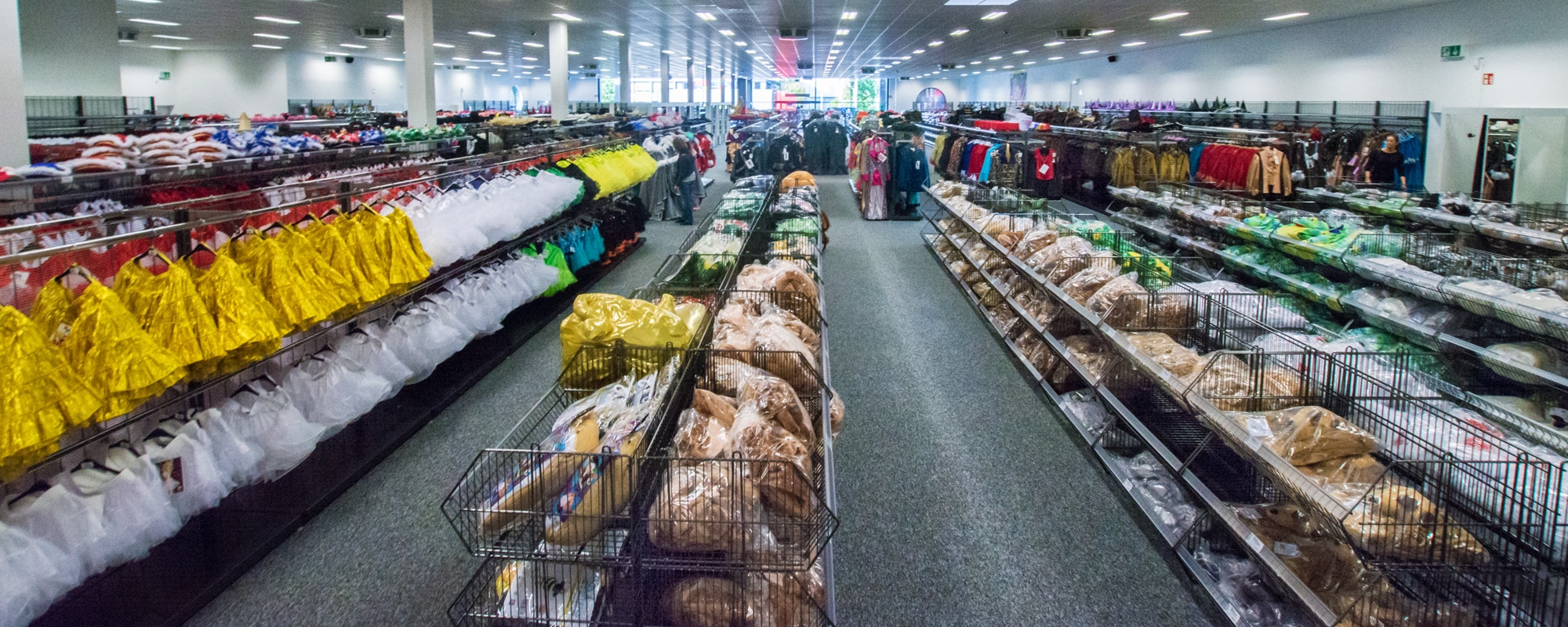 Deiters Kostümgeschäft in Mülheim-Kärlich Innenansicht Plüschkostüme & Petticoats