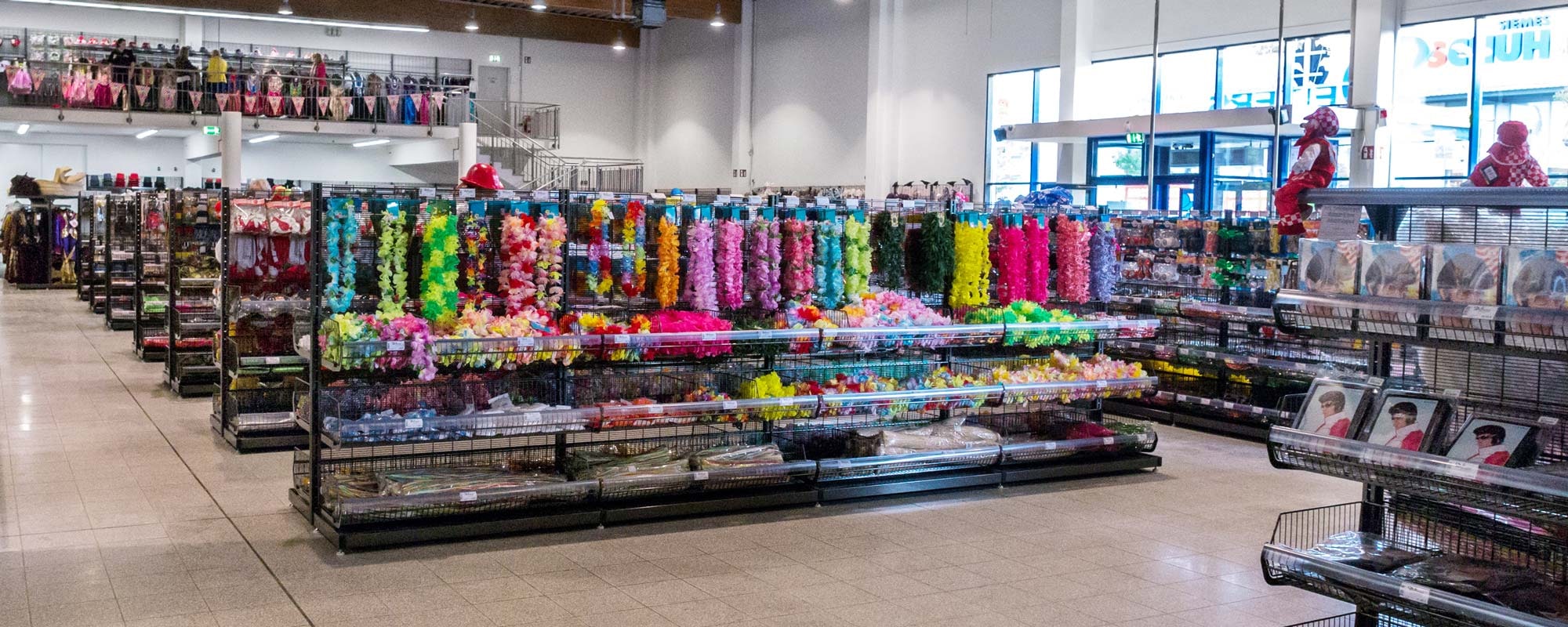 Deiters Kostümladen in Wiesbaden Innenansicht Accessoires