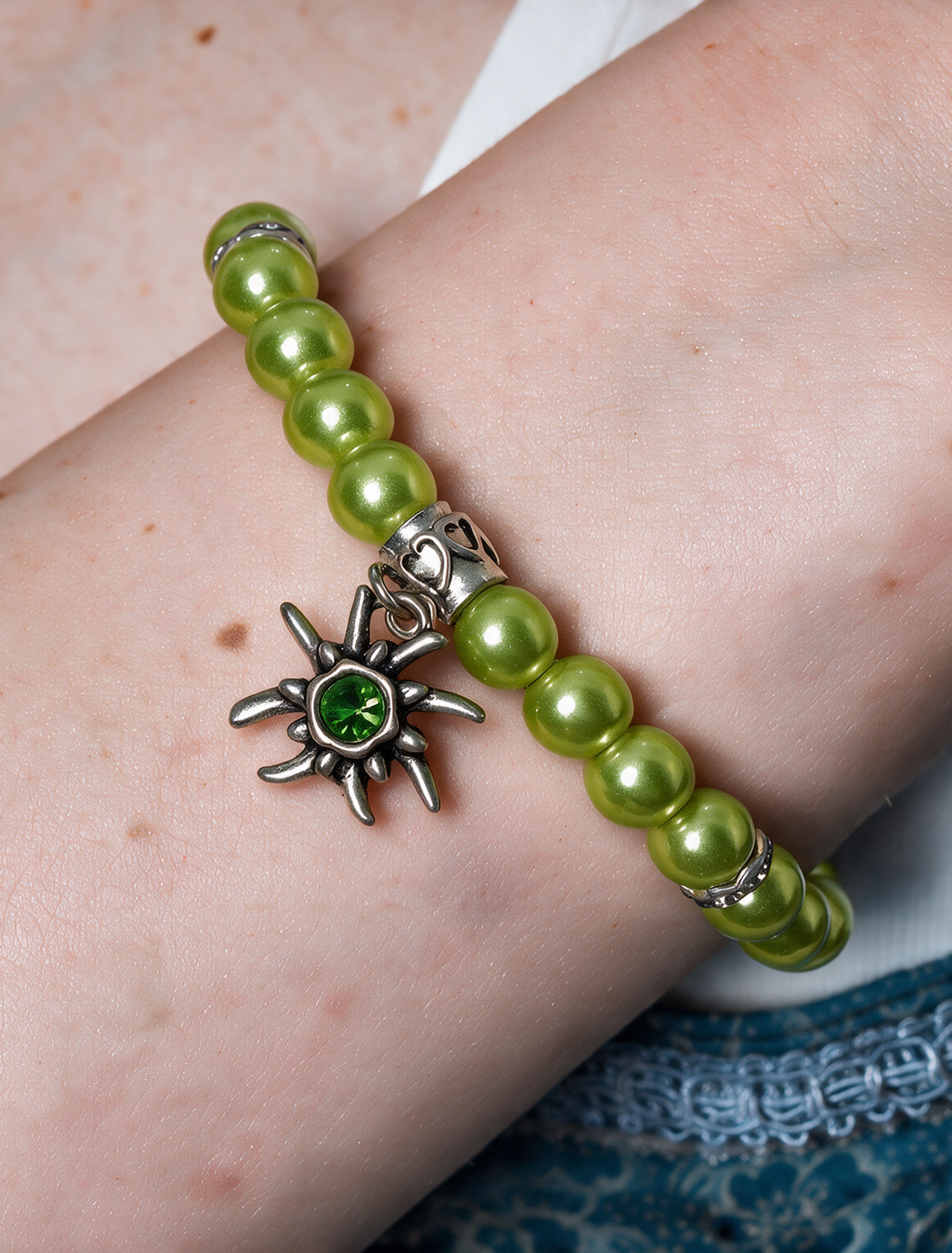 Perlenarmband Edelweiß mit Strassstein hellgrün