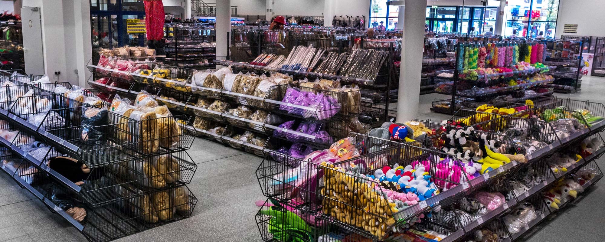 Deiters Kostümladen in Wiesbaden Innenansicht Accessoires