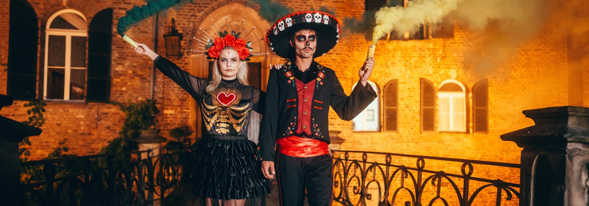 Ein Mann und eine Frau in Dia de los Muertos Kostümen