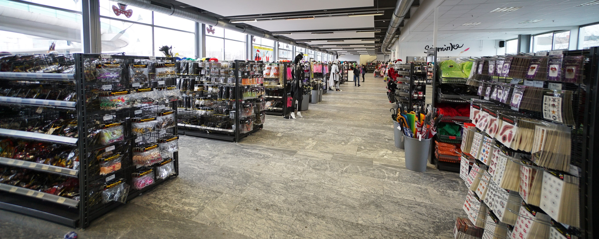 Deiters Kostümladen in Düsseldorf Innenansicht Accessoires