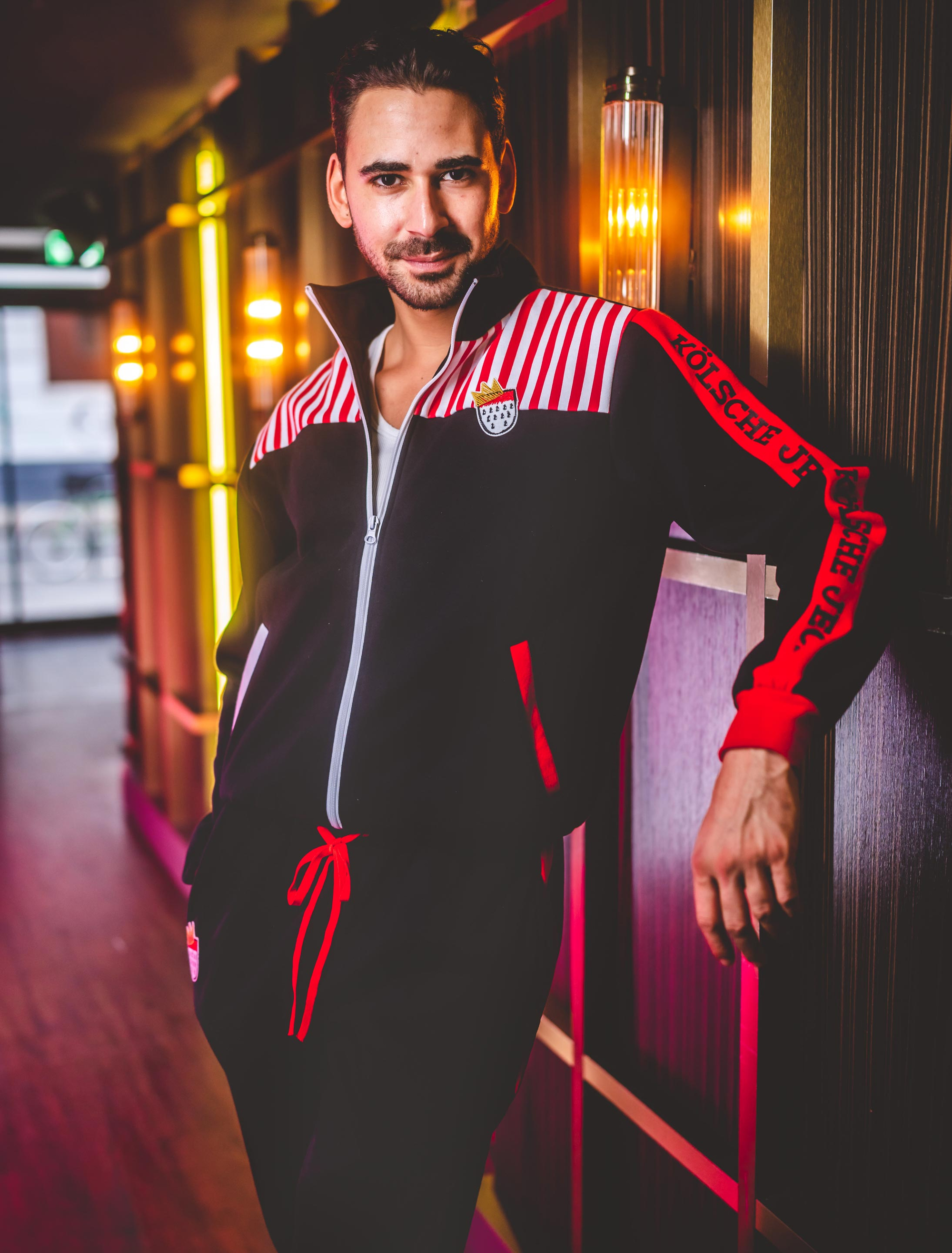 Jogginganzug Köln Wappen schwarz/rot L-XL