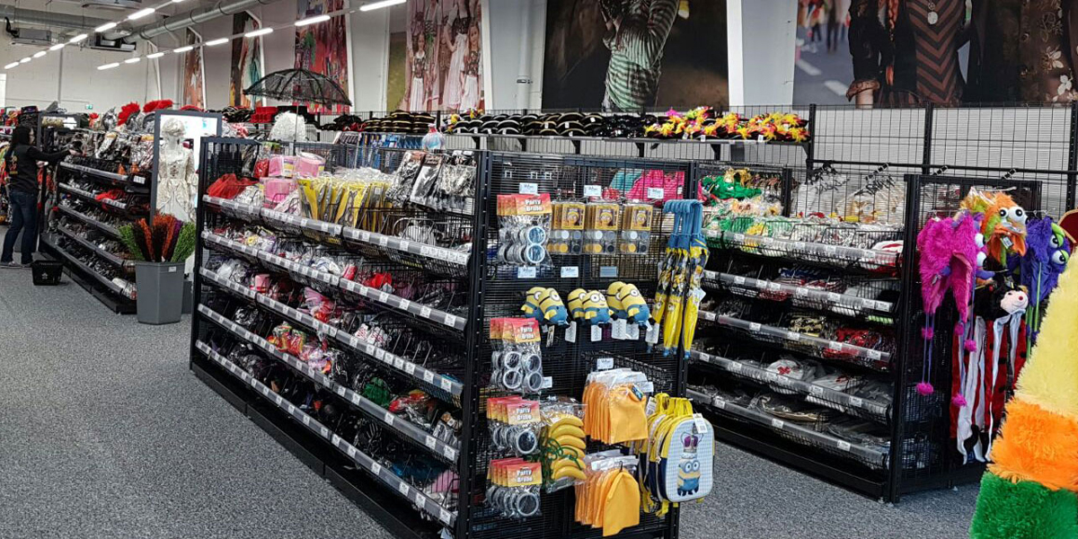 Deiters Kostümladen in Köln-Godorf Innenansicht Accessoires
