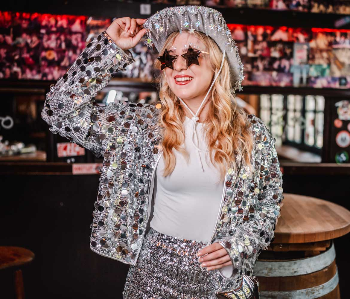 Eine Dame in silberner Paillettenjacke