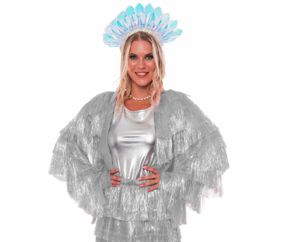 Eine Dame in silberner Lamettajacke