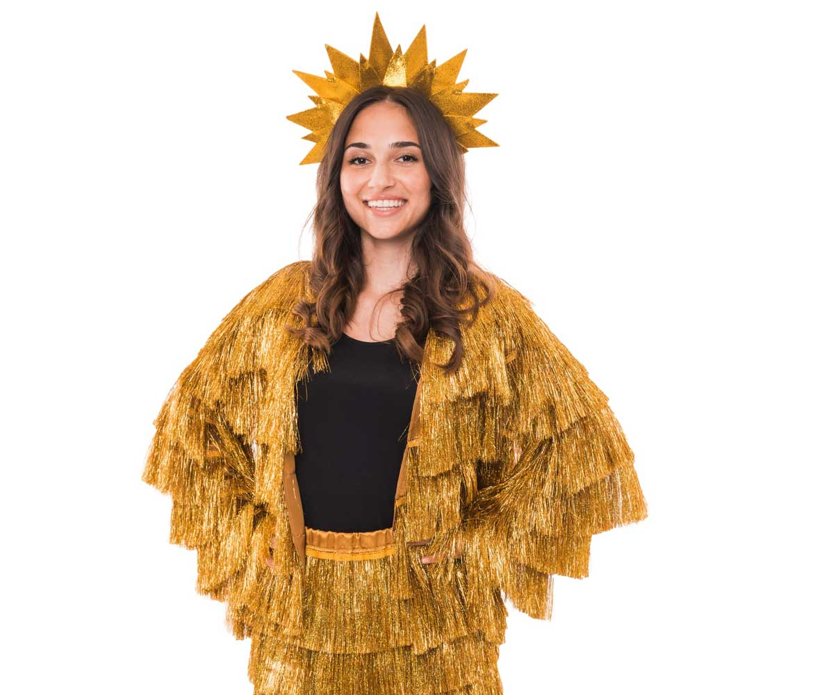 Eine Dame in goldener Lamettajacke