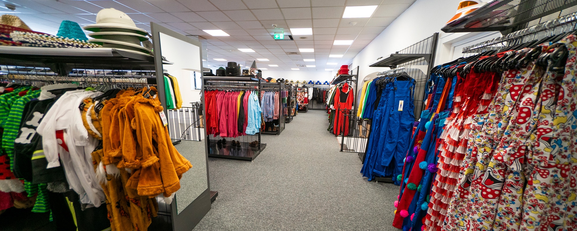Deiters Kostümladen in Siegburg Innenansicht Latzhosen & Hemden
