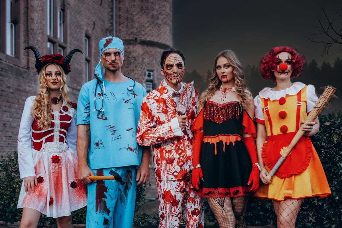 Zwei Männer und 3 Frauen in Halloween-Kostümen