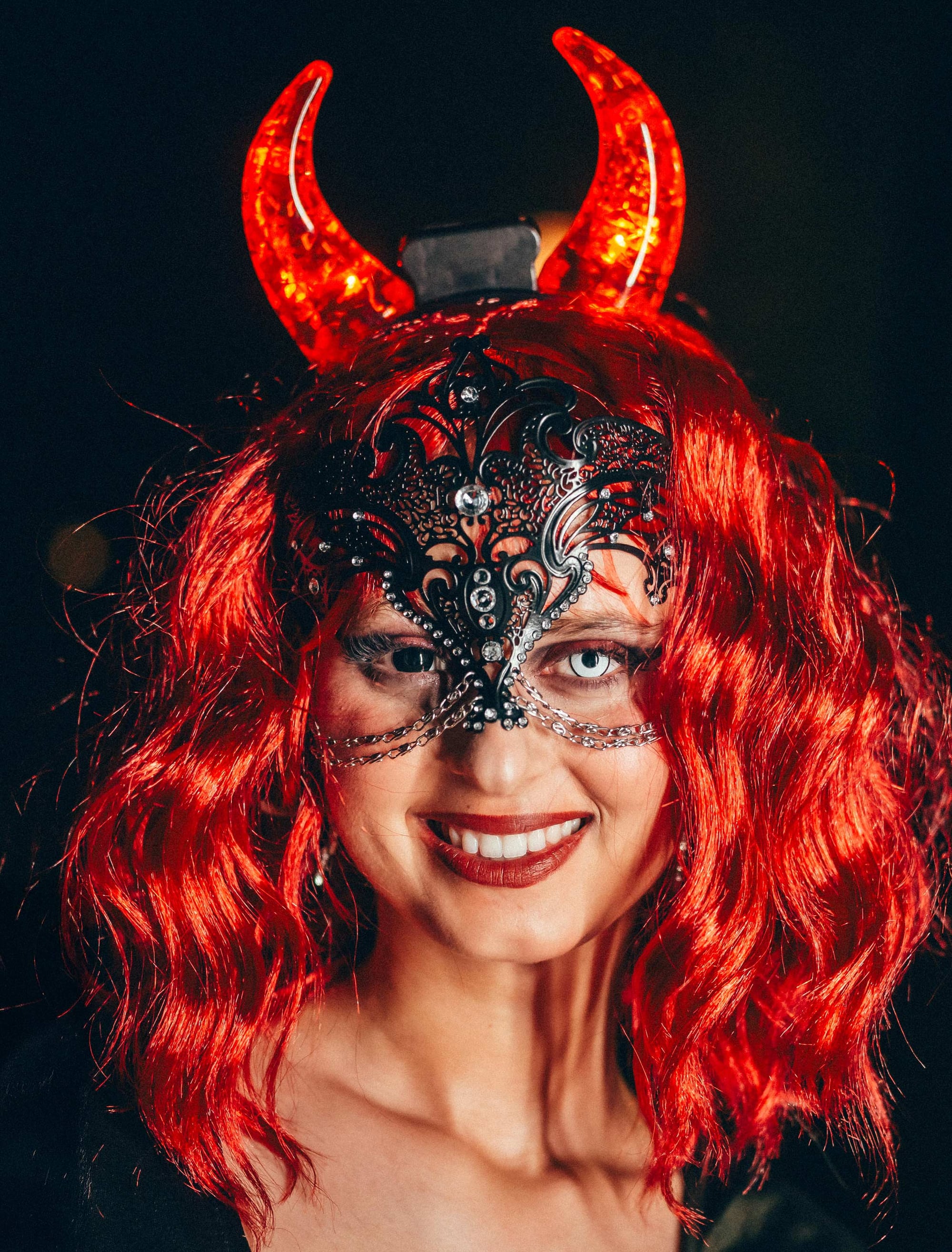 Maske Metall mit Strass und Ketten schwarz/silber