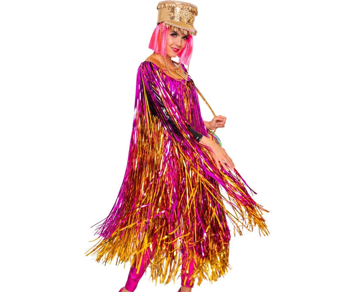 Eine Dame in pinkem Lamettaumhang
