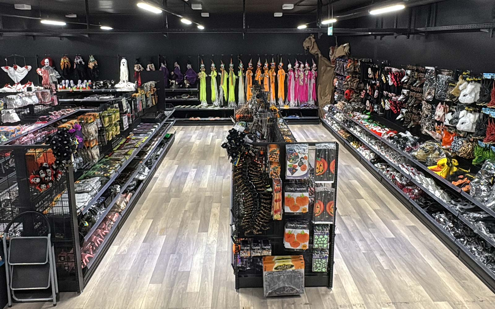 Deiters Leipzig Kostümgeschäft Innen Halloween Accessoires