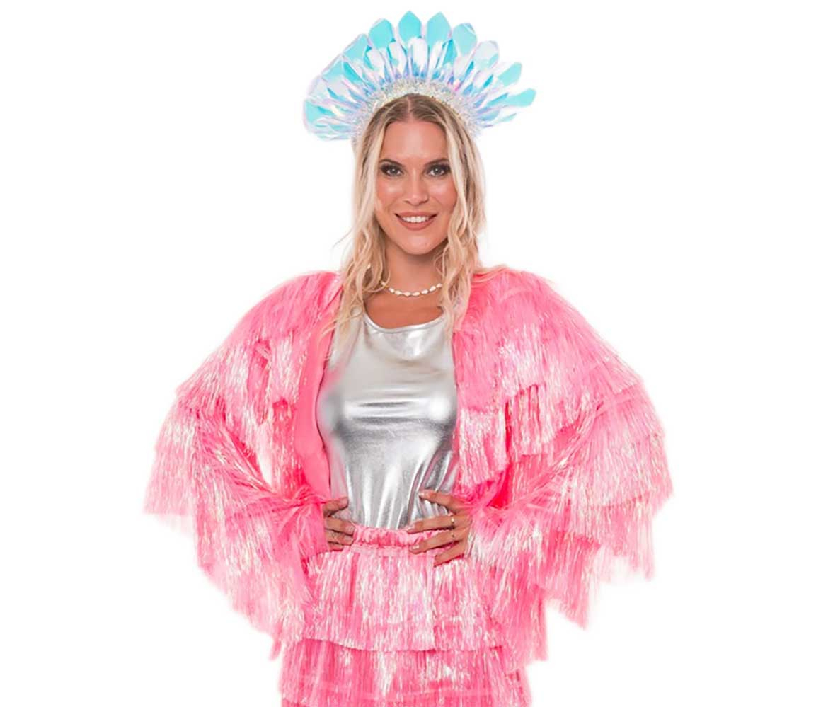 Eine Dame in neonpinker Lamettajacke