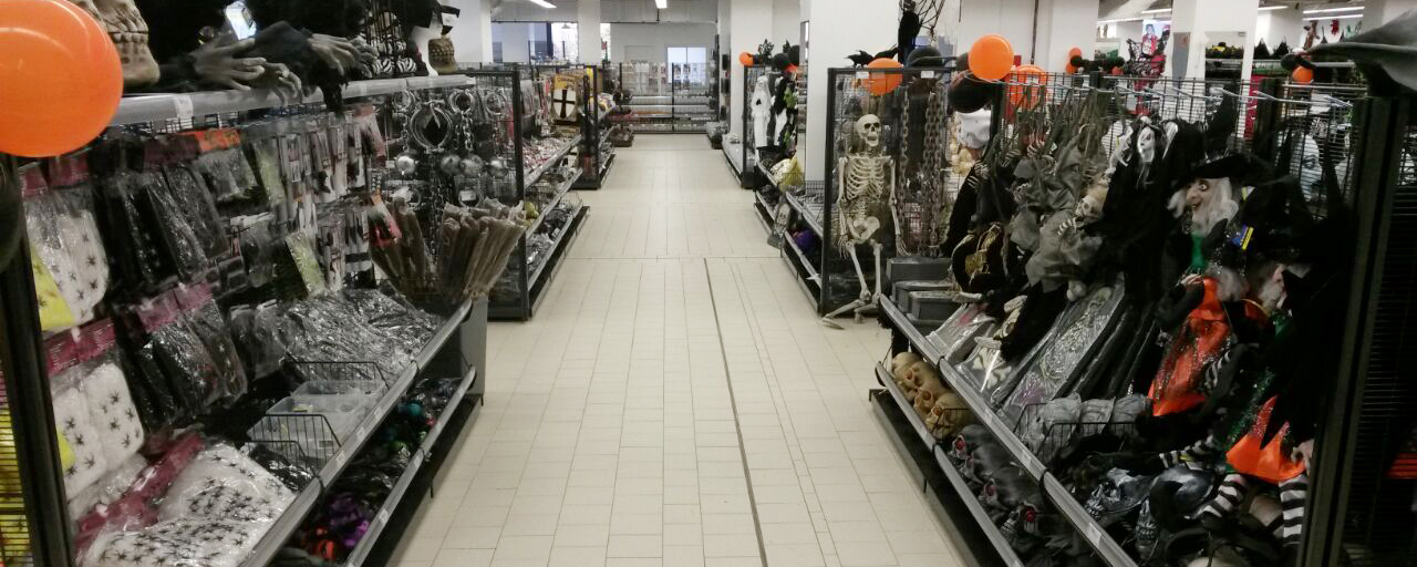 Deiters Kostümgeschäft in Berlin Innenansicht Halloweendeko