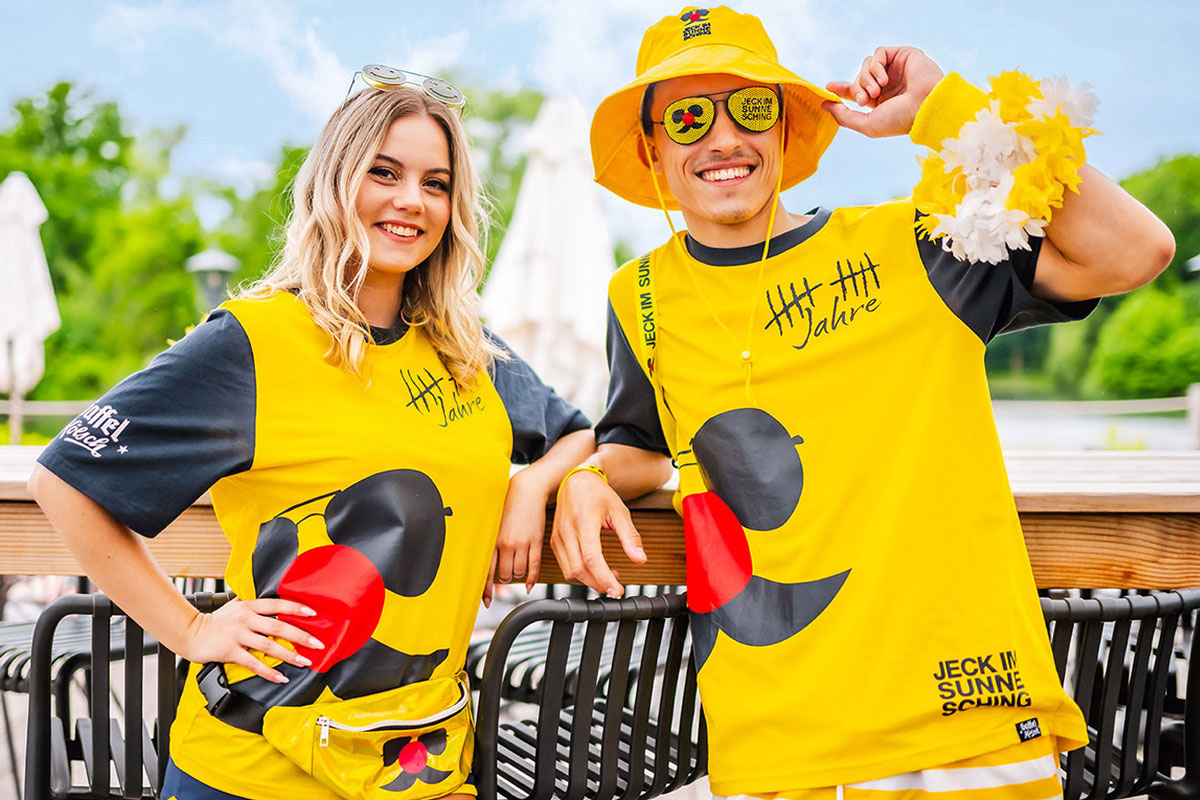 Eine Frau und ein Mann im neuen Jeck im Sunnesching Look