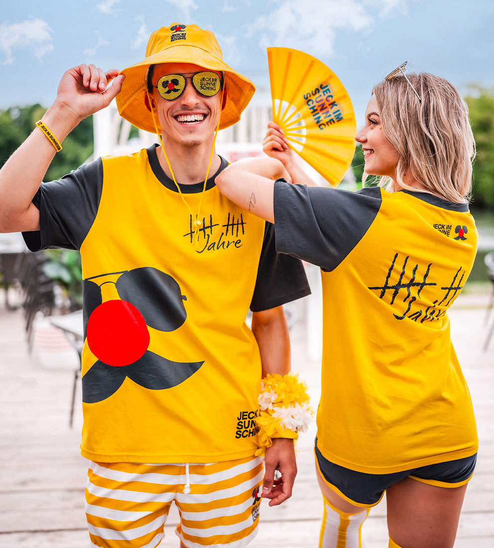 Eine Frau und ein Mann im neuen Jeck im Sunnesching Look
