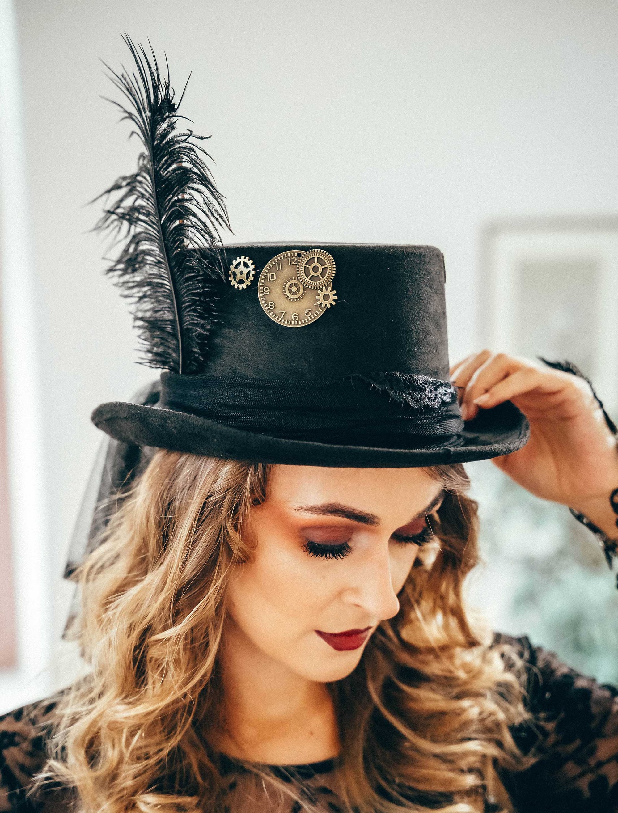 Zylinder Steampunk mit Federn schwarz 58