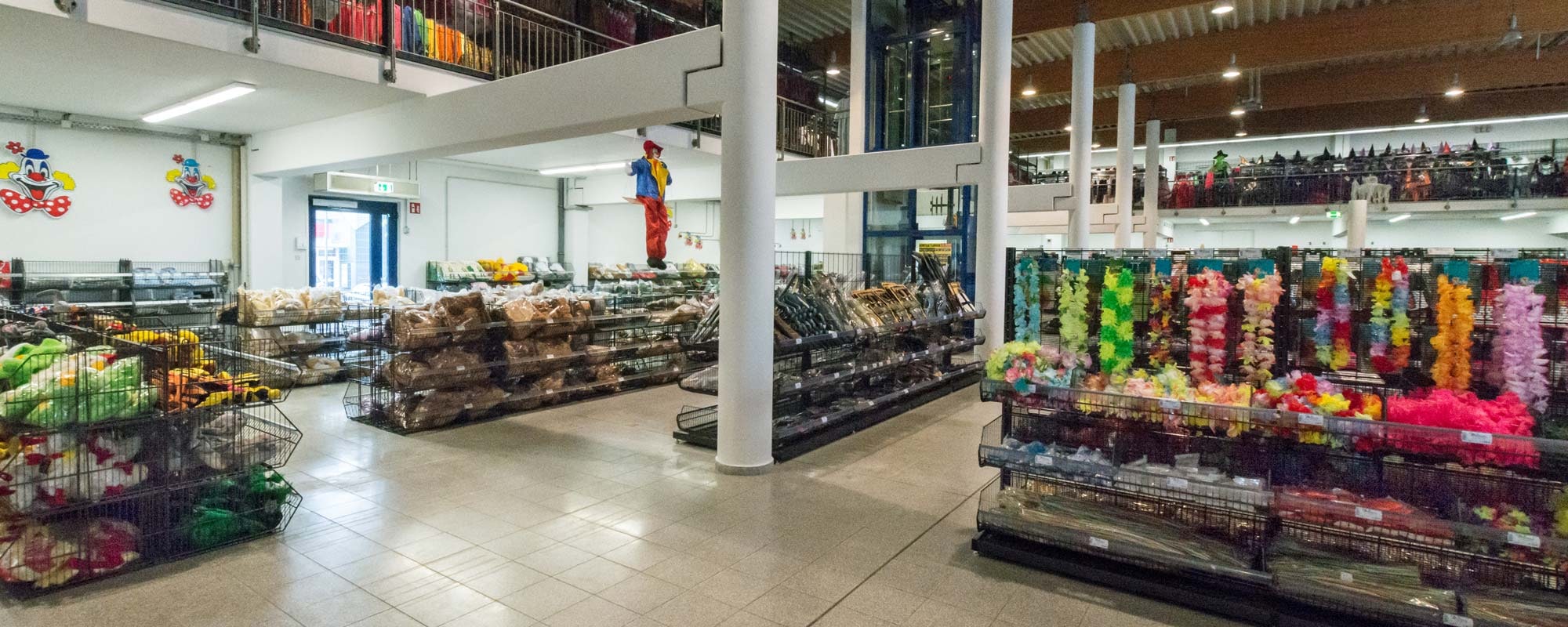 Deiters Kostümladen in Wiesbaden Innenansicht Accessoires