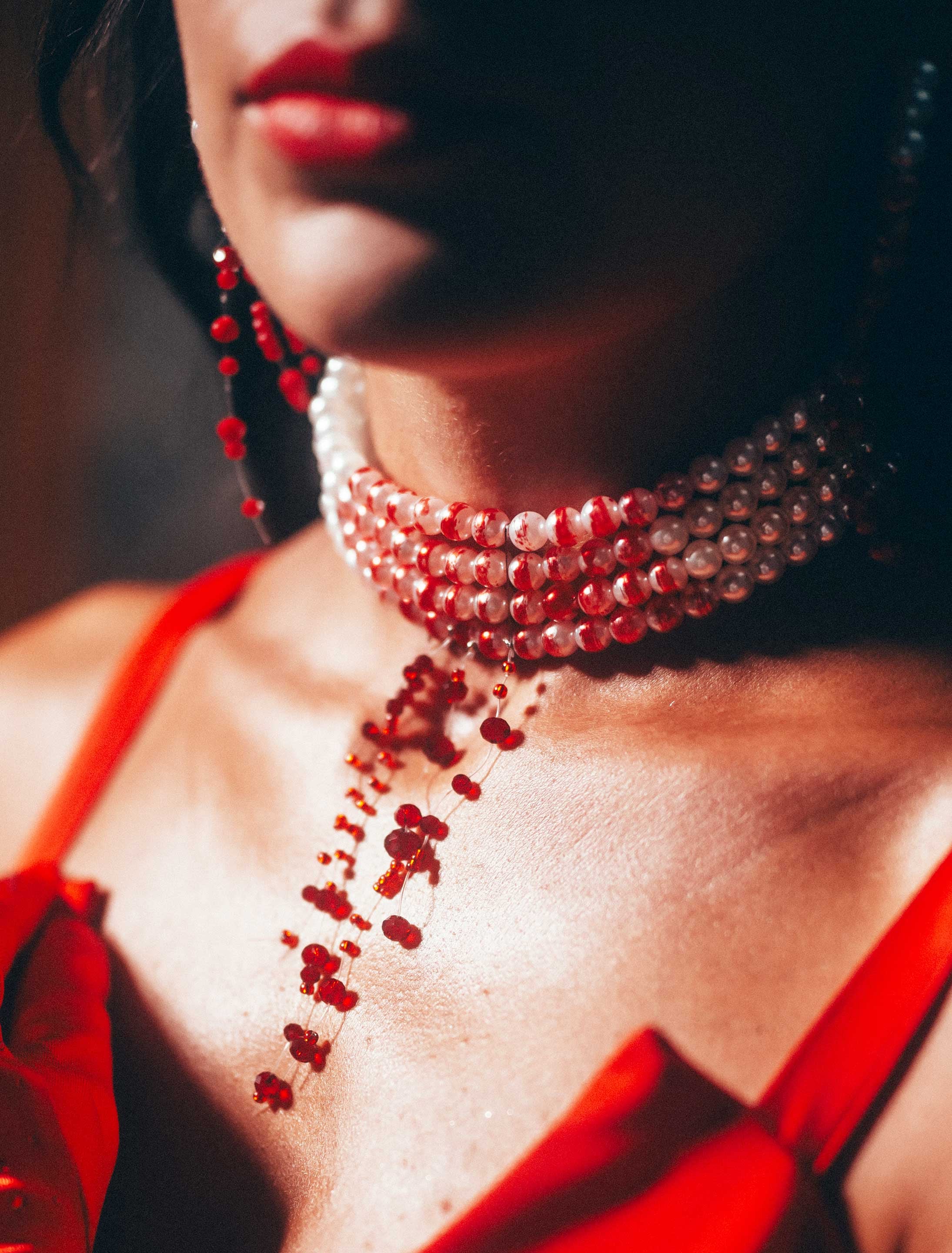 Halskette Perlen blutig weiß/rot