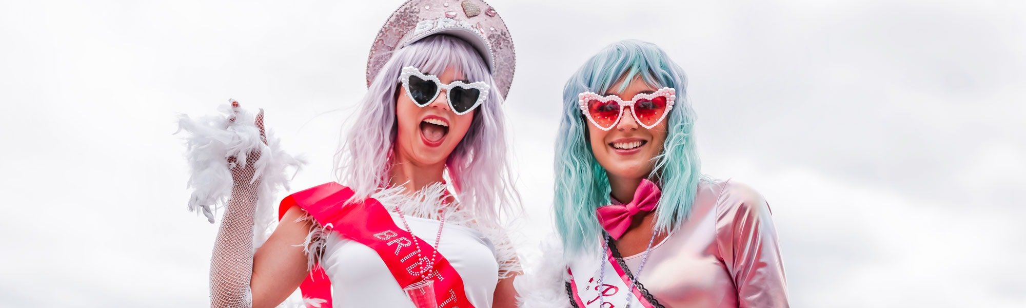 2 Frauen im Junggesellinabschied-Outfit